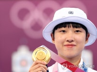 한국은 왜? BBC, 여성 짧은머리·집게손가락 논란 조명