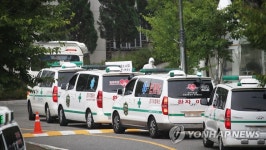 확진자 이송차량으로 분주한 생활치료센터