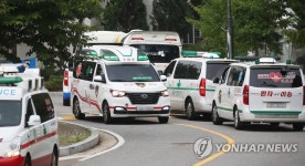 생활치료센터 앞에 줄 서 있는 구급차들