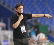 지시하는 양주시민축구단 박성배 감독