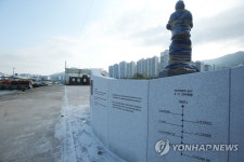 폭염 속 꽁꽁 싸맨 김주열 열사 동상