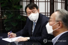 코로나19 대책 전문가 발언듣는 윤석열