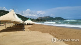 너울성 파도에 바닷모래 밀려든 칠포해수욕장