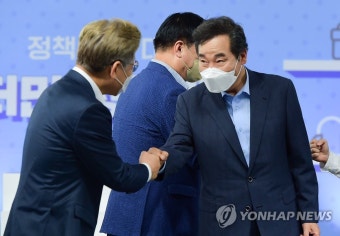 정책 라이브 커머스 마치고 인사하는 이재명과 이낙연
