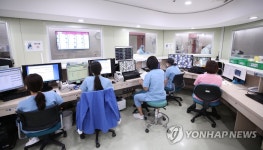 환자 모니터링 하는 간호사들