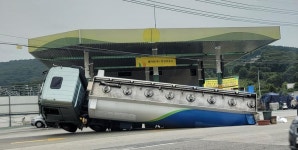 의정부서 탱크로리 차량 싱크홀에 빠져…인명피해 없어