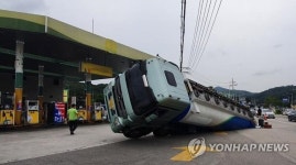 의정부서 탱크로리 차량 싱크홀에 빠져…인명피해 없어