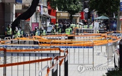 펜스 설치된 탑골공원 앞 인도
