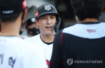 축하받는 황재균