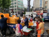 금천구, 1만 3천 개 재활용 아이스팩 독산동 우시장에 전달