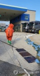 주유소 주차 탱크로리서 염산 10ℓ누출