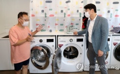 코워킹·코리빙 공간 방문해 시설 둘러보는 박용진 후보