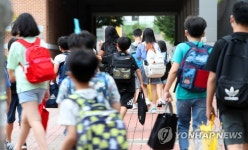 그나마 학교가 안전 믿고 싶다…등교 초등생 학부모 걱정 태산