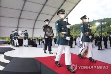 묘소로 이동하는 홍범도 장군 유해