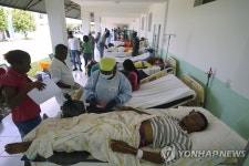먹을 것도 비 피할 천막도 없어…고통받는 아이티 강진 이재민들