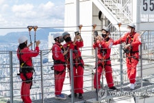 롯데월드 스카이브릿지 체험하는 스키·스노보드 유망선수들