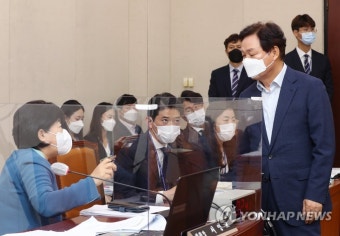 대화하는 행안위원장과 국민의힘 행안위 간사