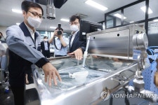 백신 원부자재 기업 둘러보는 여한구 통상교섭본부장