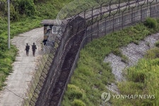 철책 따라 이동하는 장병