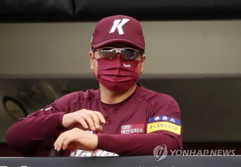 경기 지켜보는 홍원기 감독