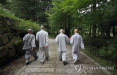 하안거 해제 만행 떠나는 스님들