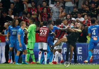 물병 투척 홈팬과 선수 충돌…佛프로축구 니스-마르세유전 중단