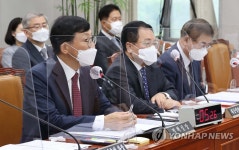 답변하는 이호승 청와대 정책실장