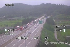 출근길 서해안고속도로서 버스 등 다중추돌…1명 부상