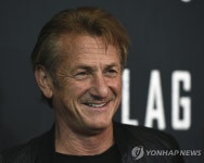 숀 펜 "백신 맞은 사람만 극장에서 내 영화 봐라"