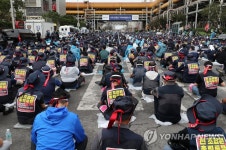 직접 고용 요구하며 집회하는 노조원