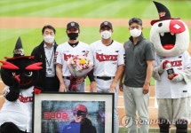 200승 축하받는 이강철 감독