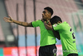 일류첸코 다쳐 투입된 구스타보 멀티골…전북, 포항에 2-0 승리