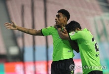 일류첸코 다쳐 투입된 구스타보 멀티골…전북, 포항에 2-0 승리