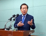 전북 간담회에서 질문에 답하는 홍준표 의원