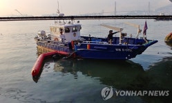 부산 북항서 컨테이너 파손으로 기름 20t 바다에 유출