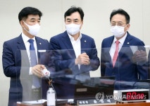 대화하는 정무위원장과 여야 간사