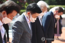 2·28 기념탑 찾은 황교안