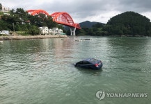 남해 창선면서 승용차 바다로 추락…인명 피해 없어