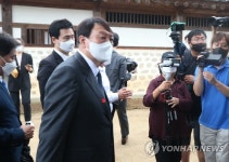 육영수생가 둘러보는 윤석열