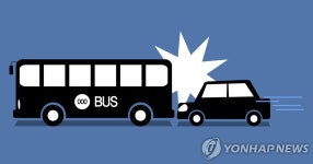 경북 영양서 빗길에 승용차와 시내버스 추돌…9명 부상