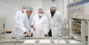 식용란 포장업소 방문한 김진석 식약처 차장