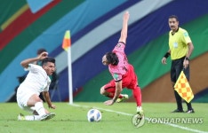 수비에 걸려 넘어지는 손민규