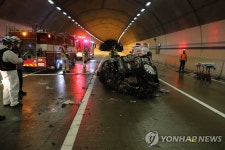 남해고속도 진주1터널 달리던 차량 화재