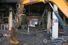 많은 점포 탄 영덕시장