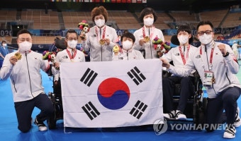 [패럴림픽] 태극기 들고 금메달 자축