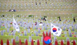 영천 호국원 찾은 성묘객