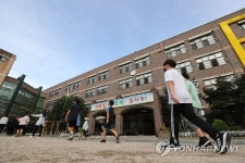 대면수업 확대로 오늘 첫 등교하는 초등학교 6학년
