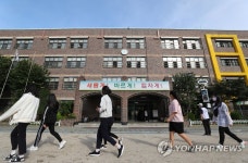 등교 후 운동장 걷는 학생들