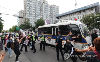 양경수 위원장 검찰 송치 막는 민주노총 조합원