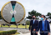 정동진 방문한 모래시계 검사 홍준표 의원